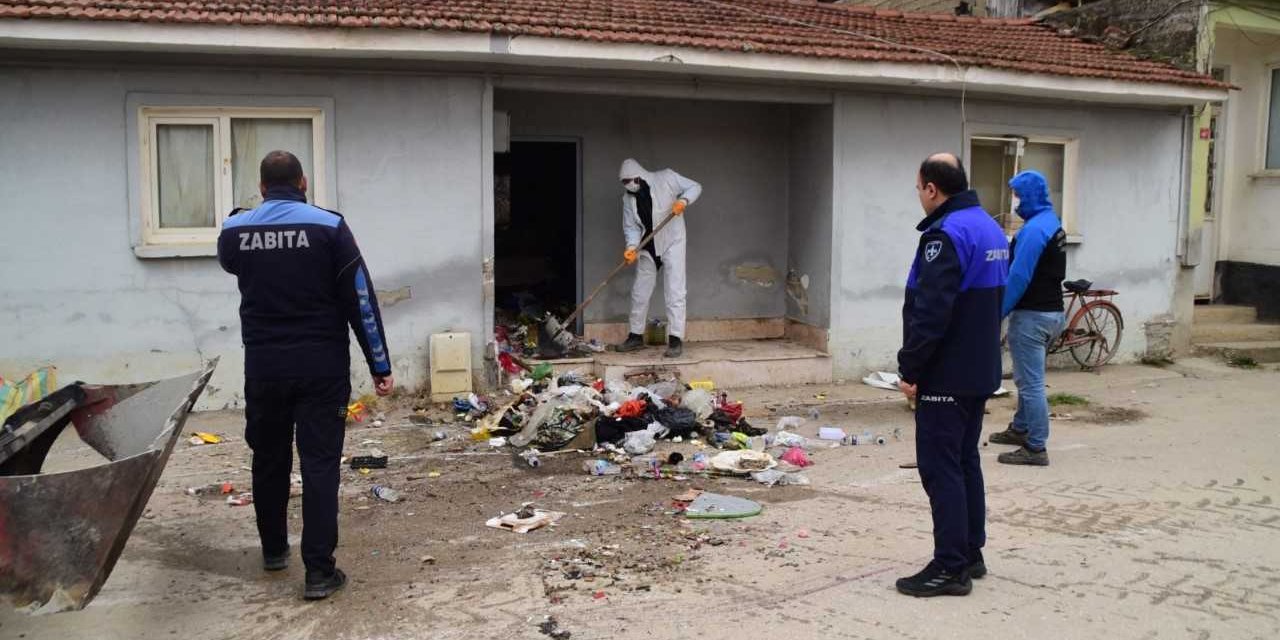 Bursa'da bir evden 1,5 ton çöp çıkarıldı