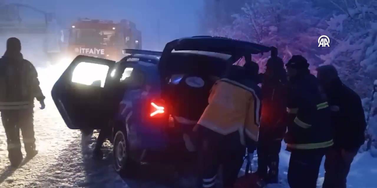 Kocaeli'de jandarma aracı şarampole devrildi: 2 personel yaralandı