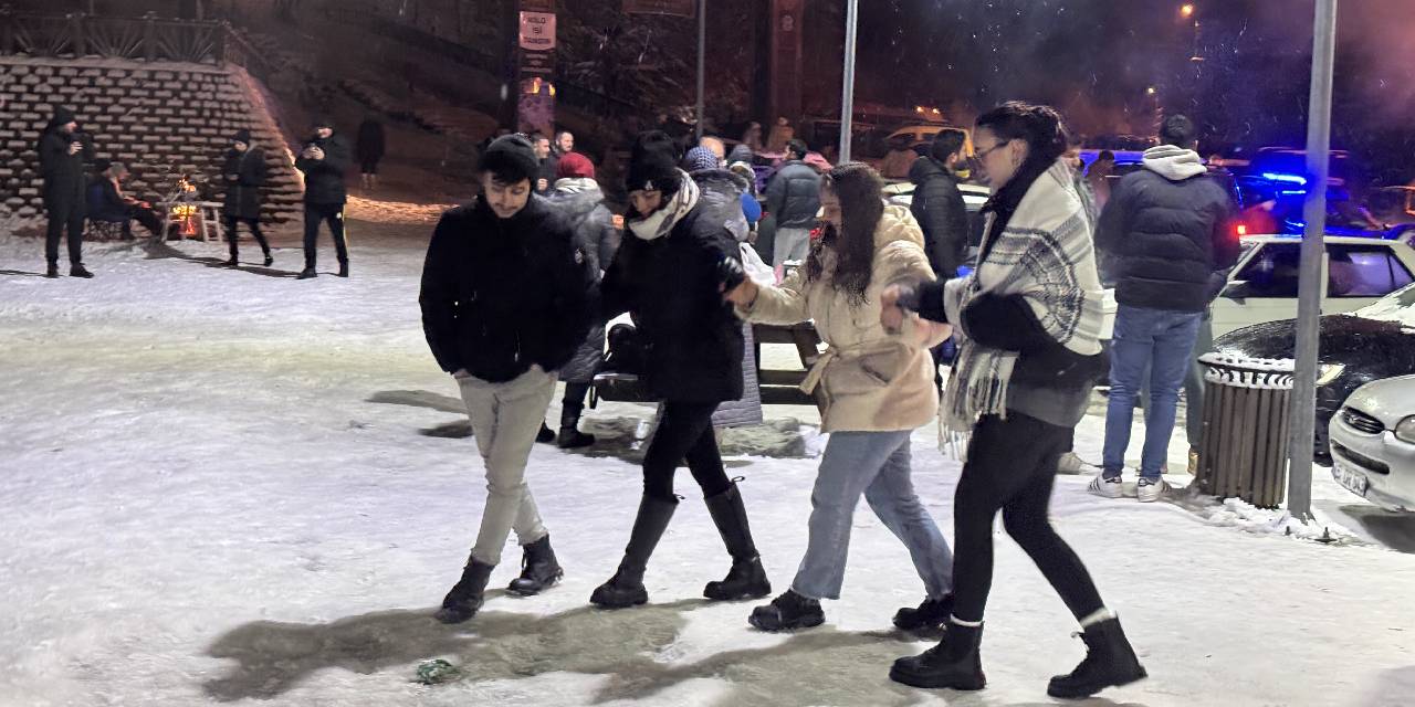Kar yolu kapayınca onlar da halay çekti