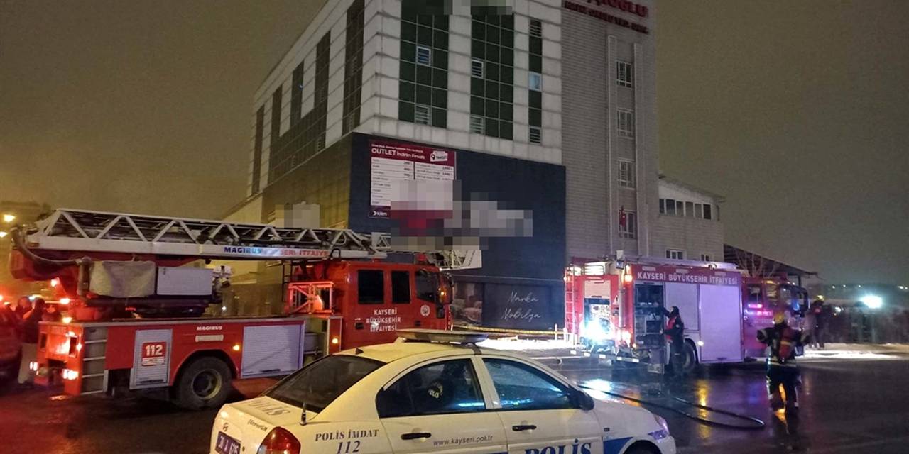 Mağaza deposunda yangın paniği: 5 öğrenci hastaneye kaldırıldı