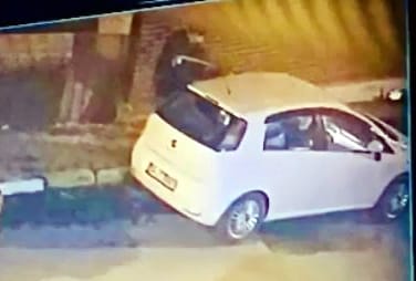 Araçtan binlerce liralık takımı çaldılar: Kameraya yakalandılar