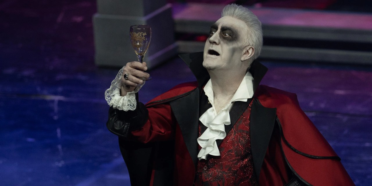 Tamer Karadağlı "sanata katkılarından" dolayı yılın bürokratı seçildi