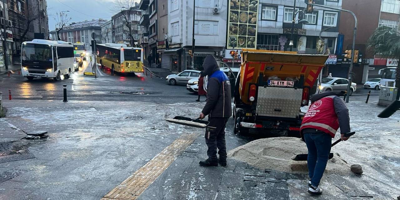 Gaziosmanpaşa’da karla mücadele ekipleri 24 saat görev başında