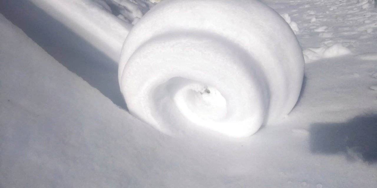 Kar topları değil kar ruloları! Amasya’da ender görülen kar ruloları şaşkınlık yarattı!