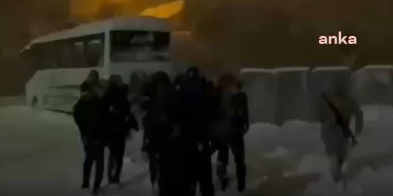 Tunceli’de öğrenciler kar nedeniyle yolda mahsur kaldı!