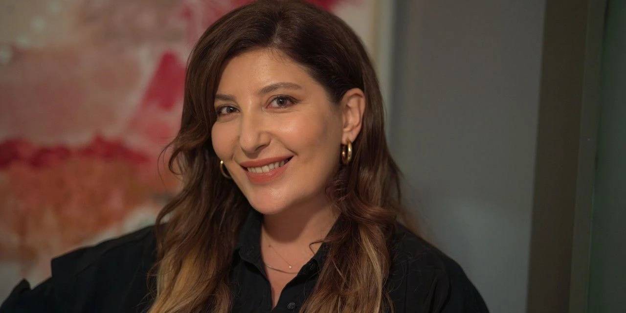 Sabah karlar altında uyanan Şebnem Bozoklu güneşten gözünü açamadı