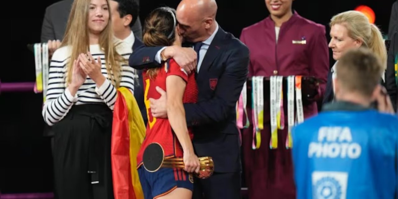 Kadın futbolcuyu "Kutluyorum" bahanesiyle şak diye öpmüştü: Cezası belli oldu