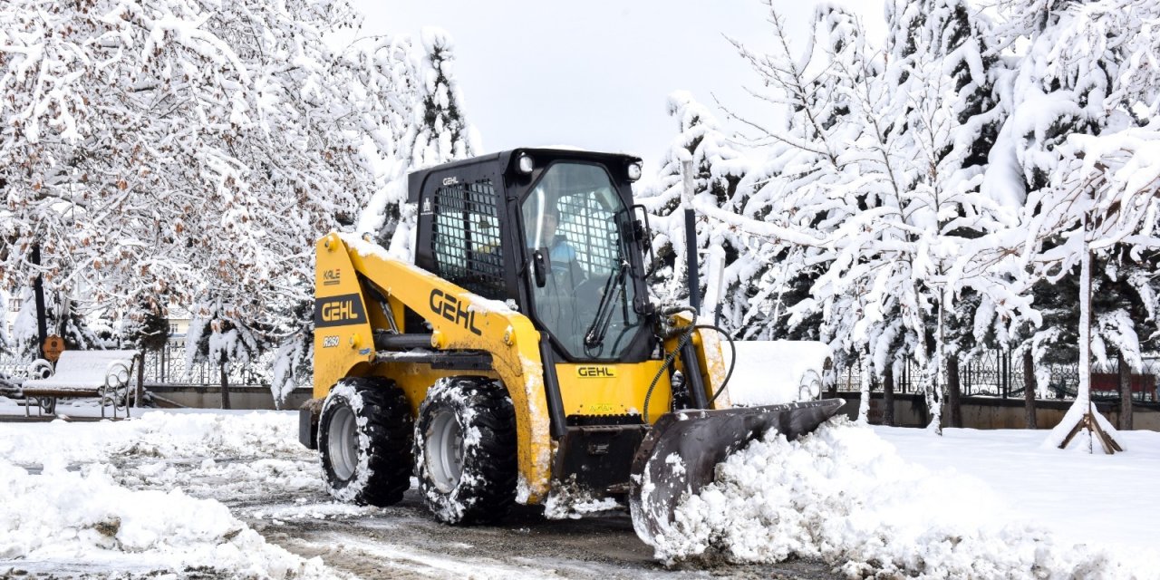 Malatya'da 56 mahallede yol açma çalışmaları sürüyor
