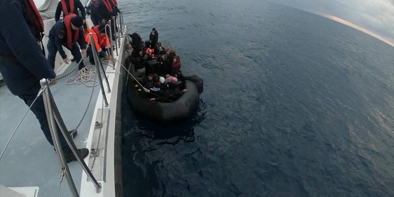 İzmir açıklarında 73 düzensiz göçmen kurtarıldı