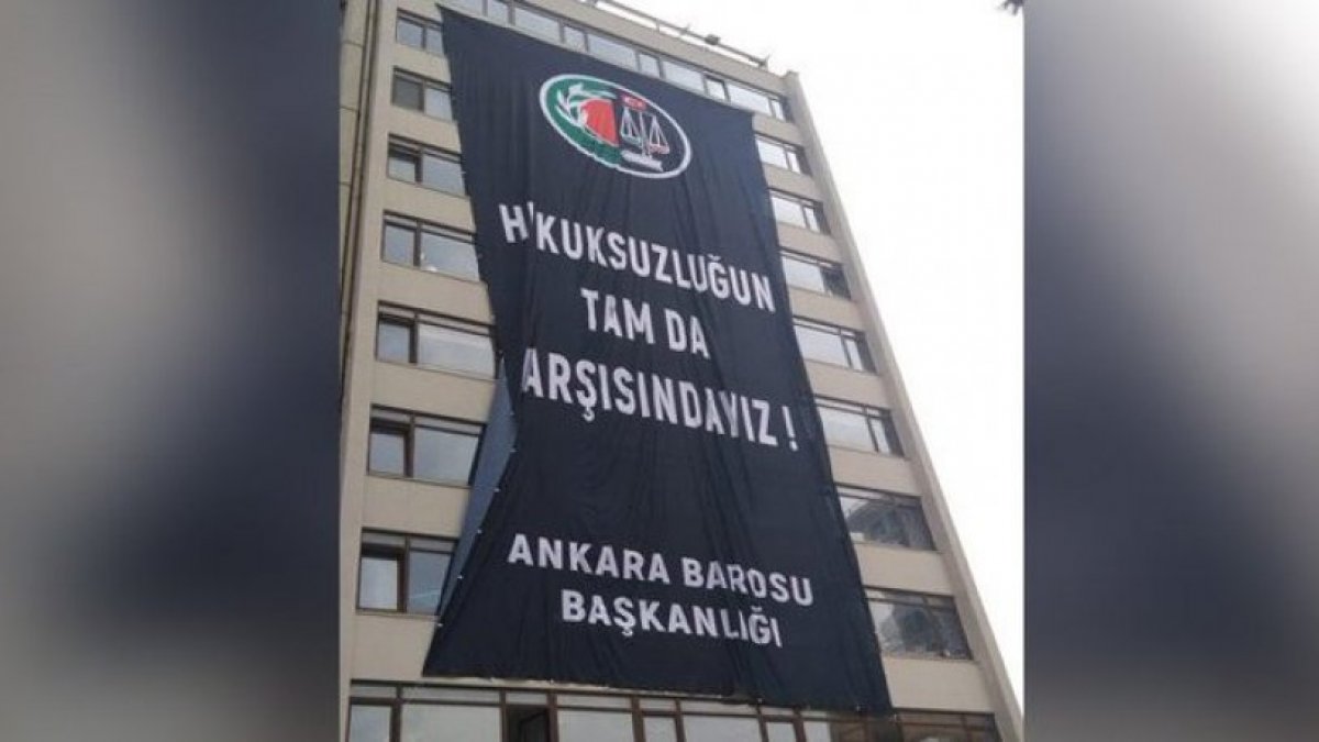 YSK binasının karşısında olan Ankara Barosu’ndan pankartla mesaj!