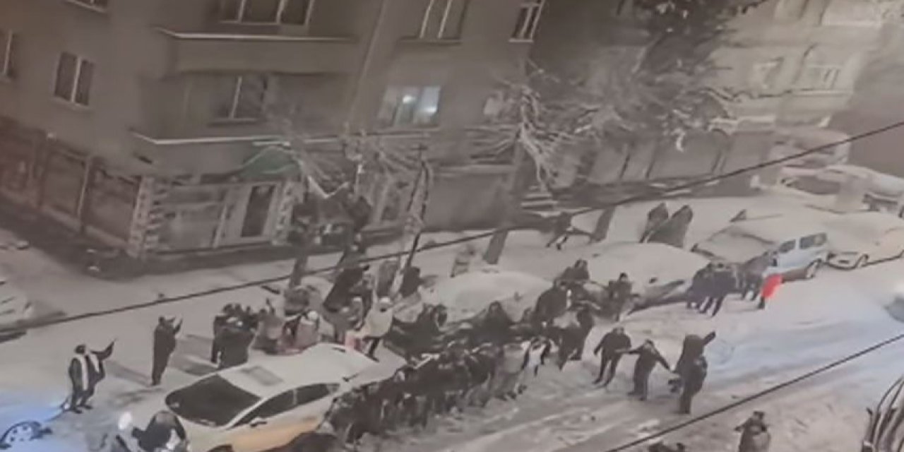 İstanbul'da kartopu meydan savaşı çıktı: Dakikalar önce halay çekiyorlardı