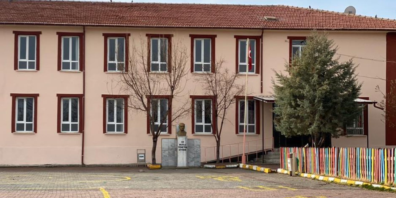 Veli okula gelip sınıf öğretmenini vurdu