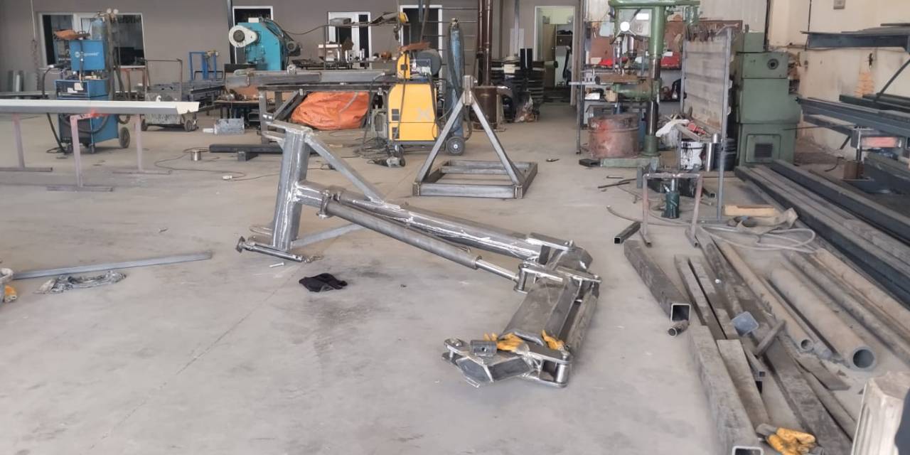 Üzerine demir malzeme düşen 2 işçi yaralandı