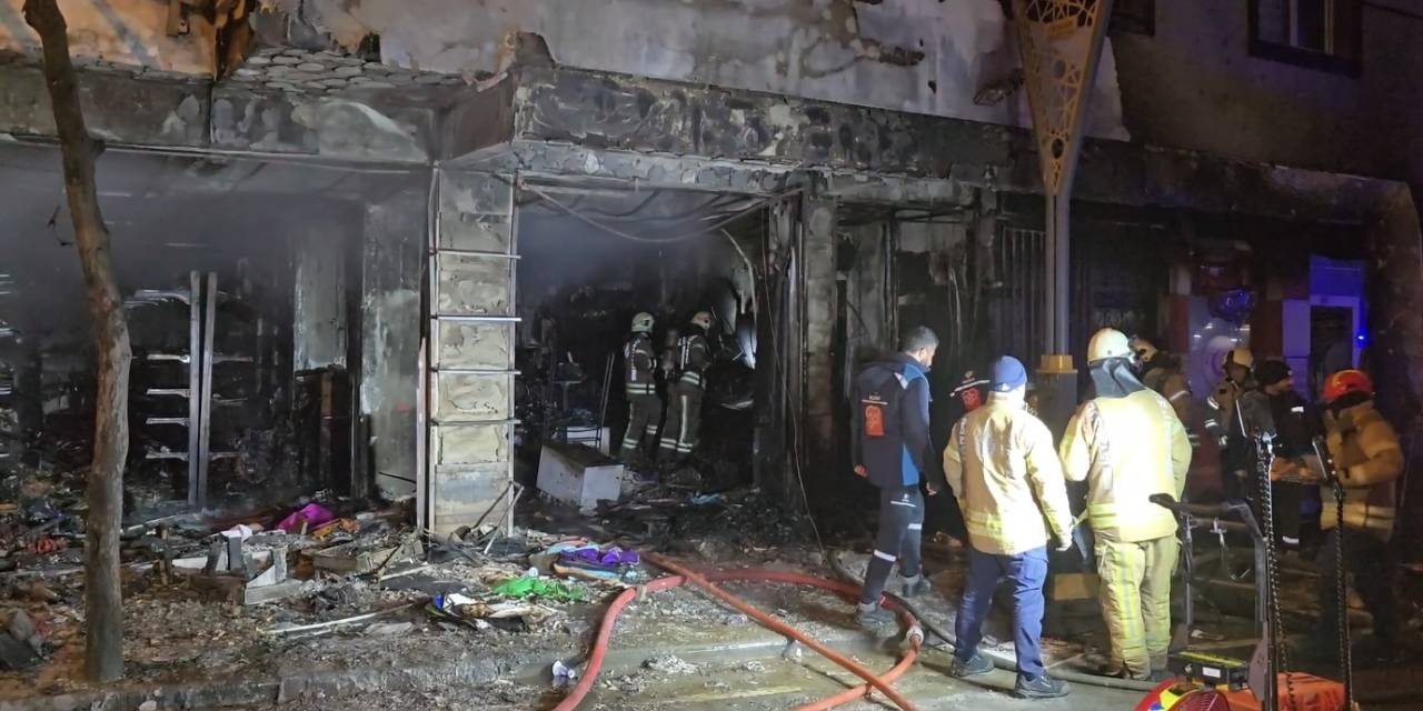 Pendik'te korkutan yangın: Oyuncakçı alev alev yandı