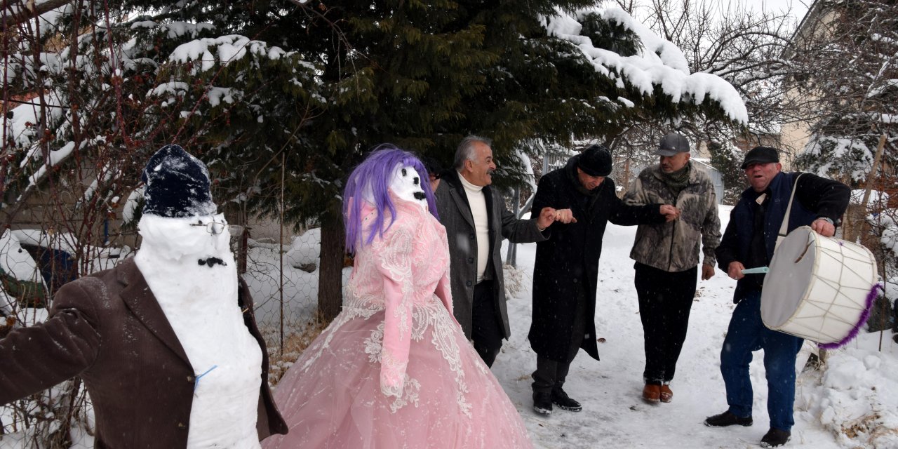 Kardan gelin ve damatla halay şov! 60'lık delikanlılar  kar düğününde coştu