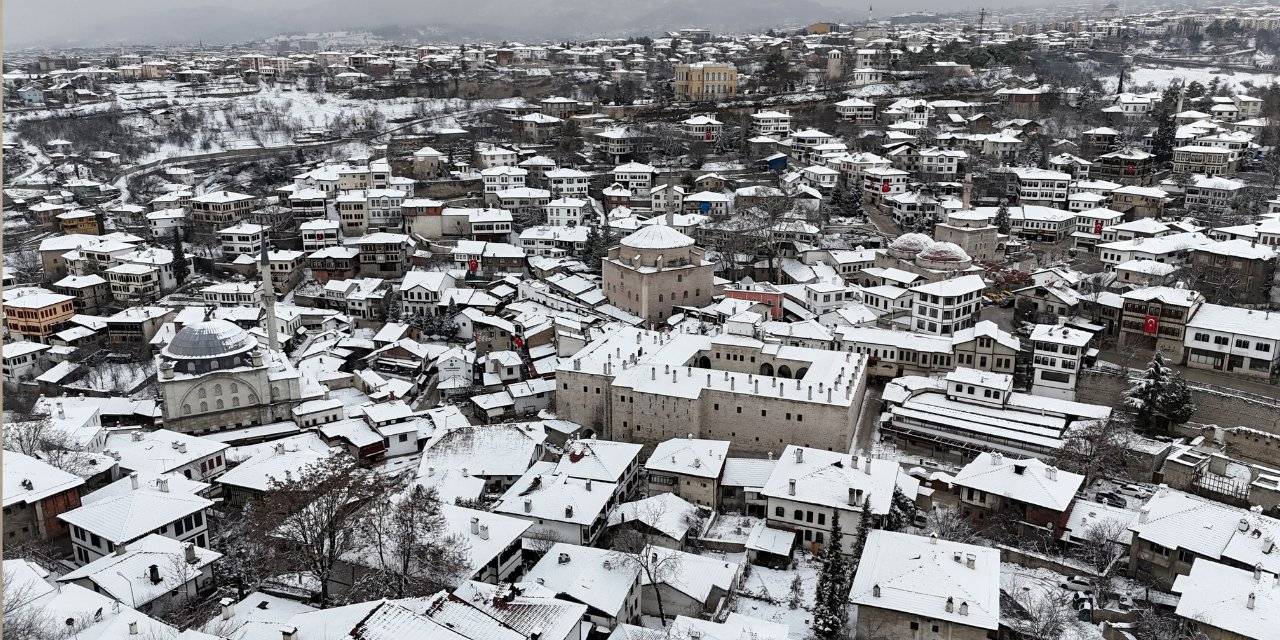 Tarihi evler karlar altında kaldı
