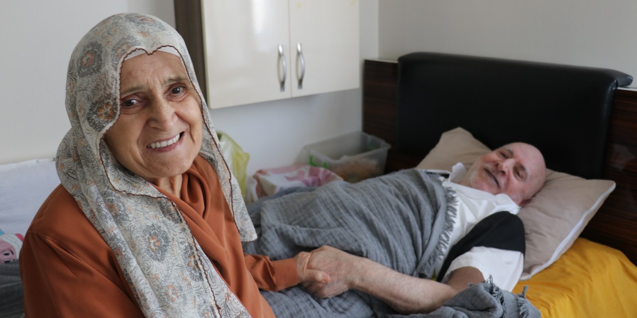 Aşkta vefa! 25  yıldır yatalak eşine bakan kadının inanılmaz öyküsü