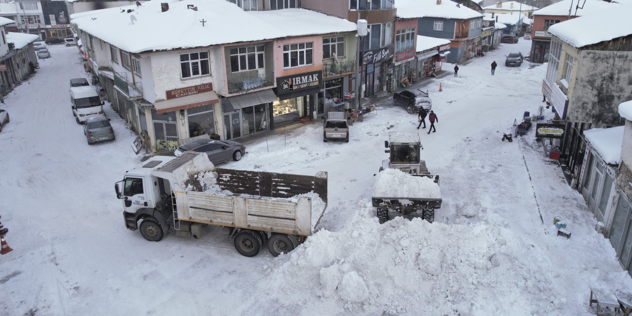 Kar kalınlığı 1 metreyi aştı, kamyonlar çuval çuval kar taşıyor