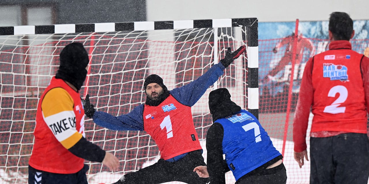 Dağın tepesinde hentbol oynadılar
