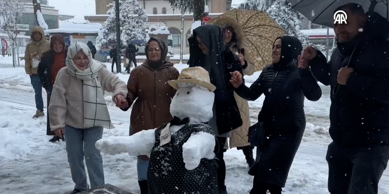 Kardan damat ve gelinle halay çektiler