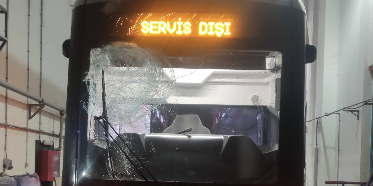 Taşlı kartopu tramvayın camını kırdı: Belediyeden sitemli mesaj