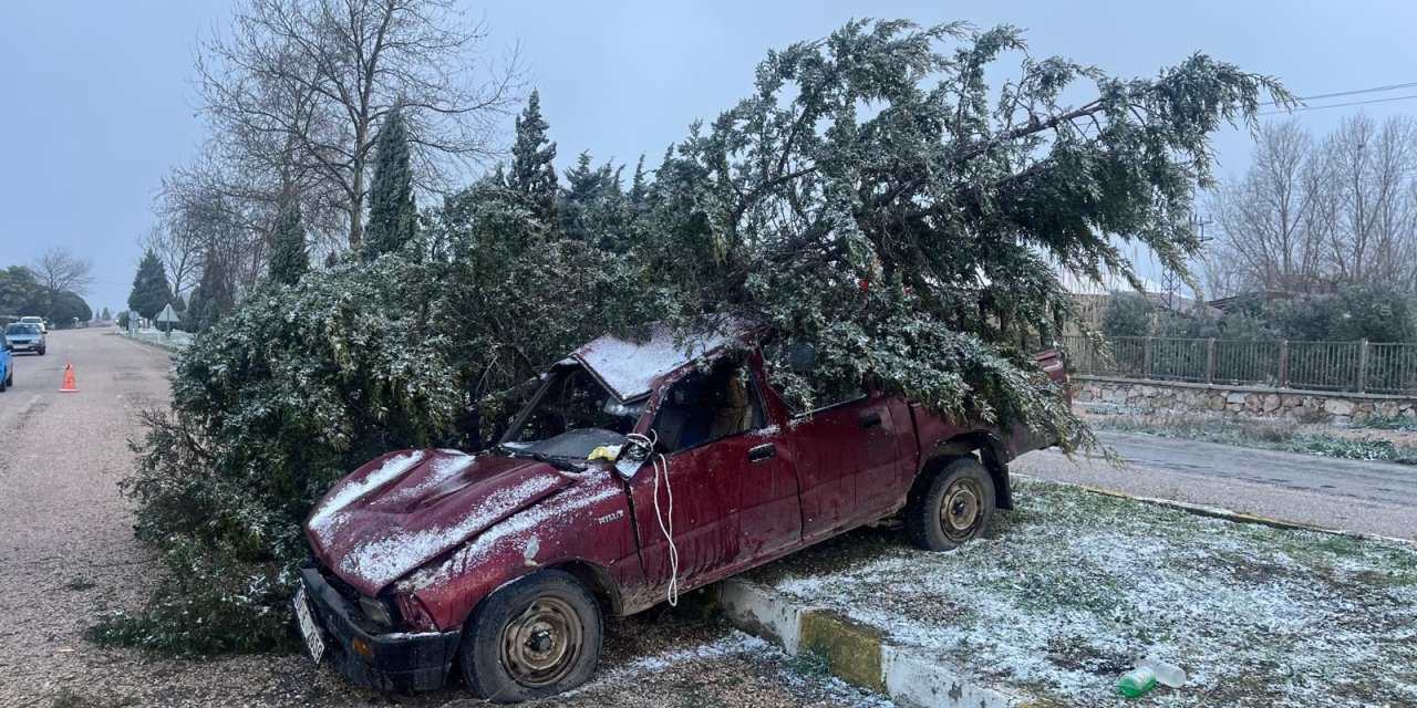 Çaldığı kamyonetle kaza yaptı; başka bir aracı daha çalıp kaçtı