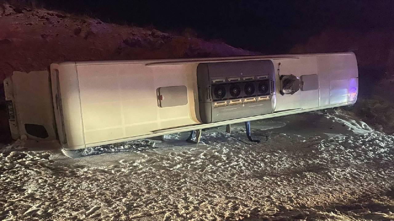 Yozgat'ta yolcu otobüsü devrildi, 6 kişi yaralandı