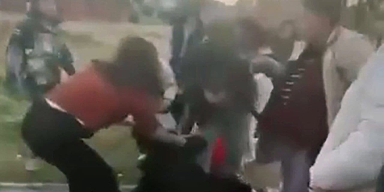 Kız öğrencilerden tekmeli yumruklu kavga