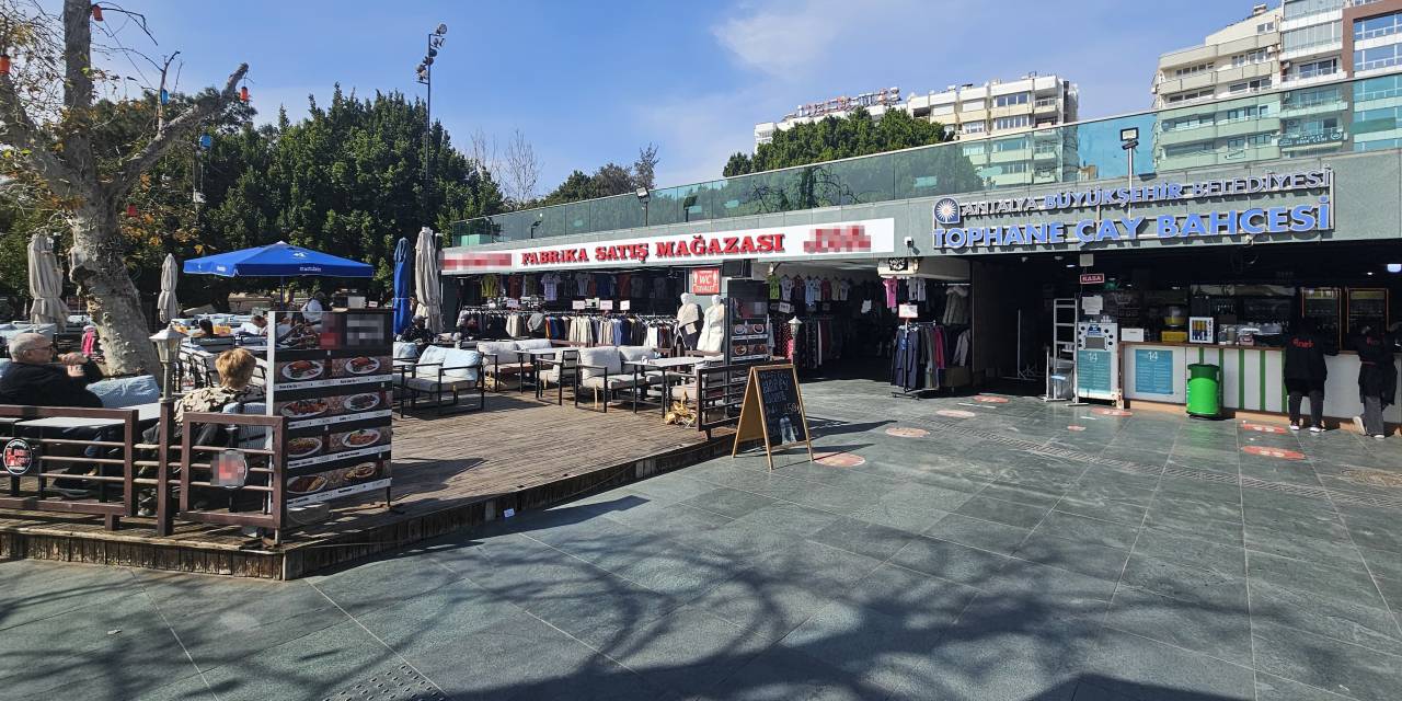 Tarihi eserlerin bulunduğu alanın elbise dükkanının stantlarıyla kapatılması tepki çekti