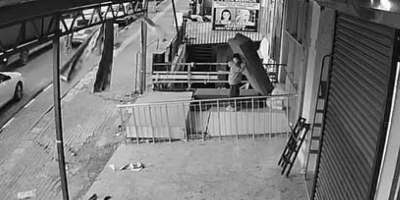 Devrilen rafın altında kalmaktan son anda kurtuldu