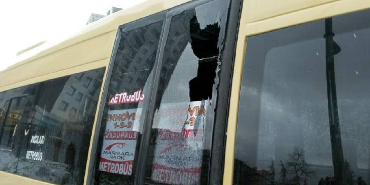 Kar topuyla 5 minibüsün camını kırdılar
