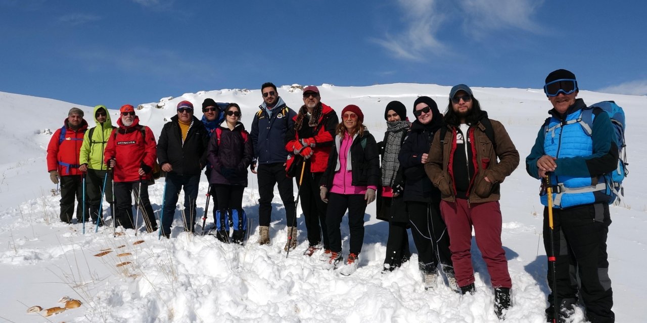 Tepeye tırmanıp, yaban hayvanları için ekmek bıraktılar