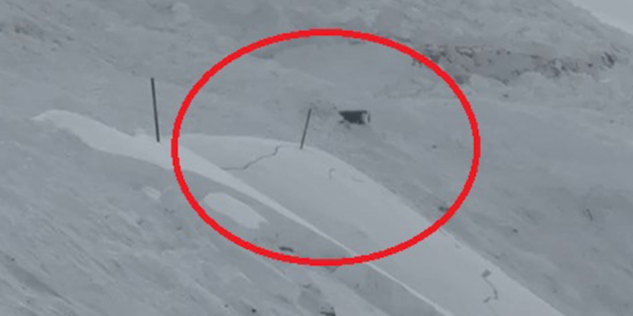 İş makinesinin üzerine çığ düştü