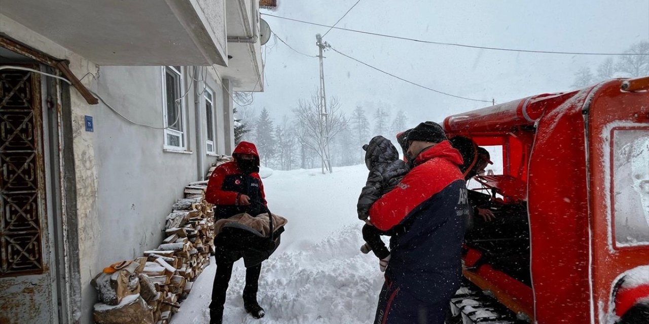 Kardan yolu kapanan köyde rahatsızlanan ikiz bebekleri AFAD kurtardı