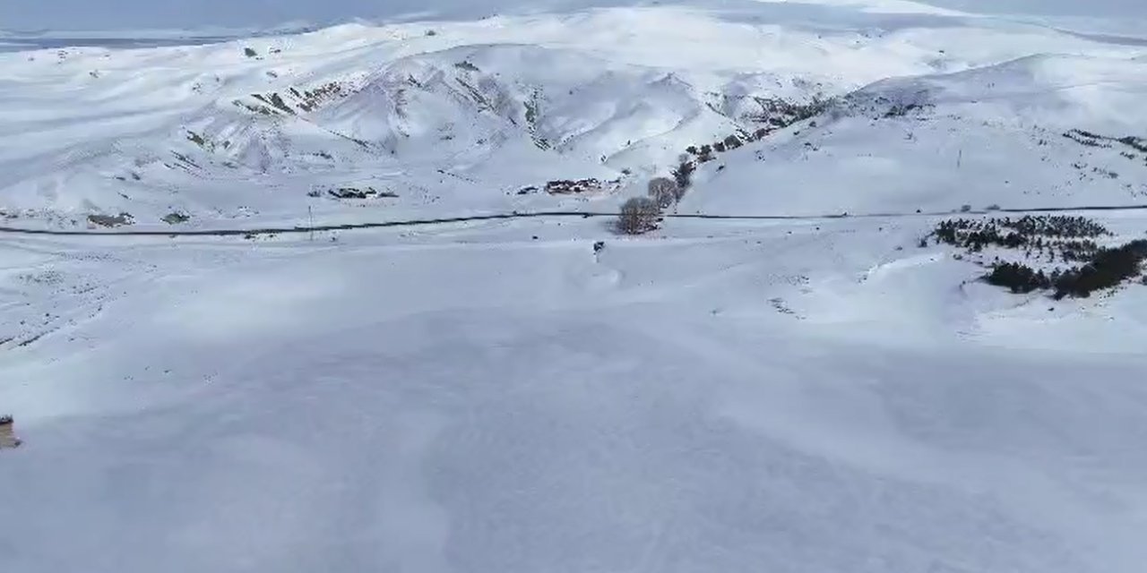 Altınyayla Göleti'nin yüzeyi buz tuttu