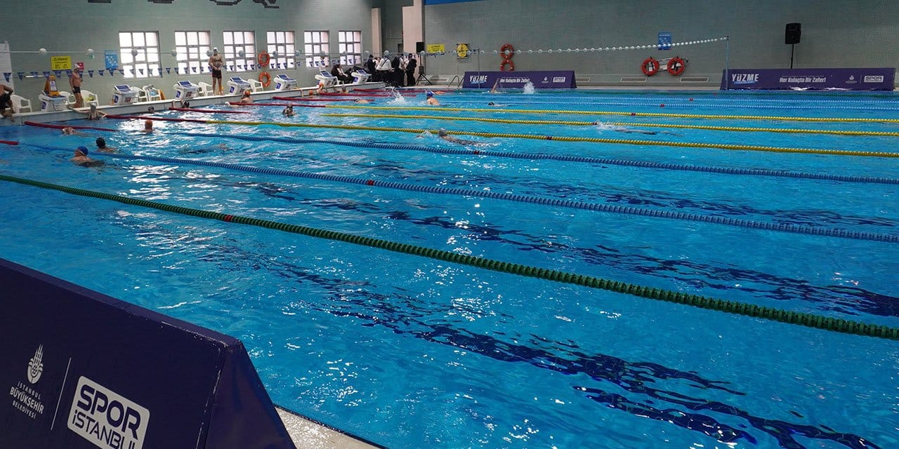 İstanbullular eve kapandı onlar kulaç attı