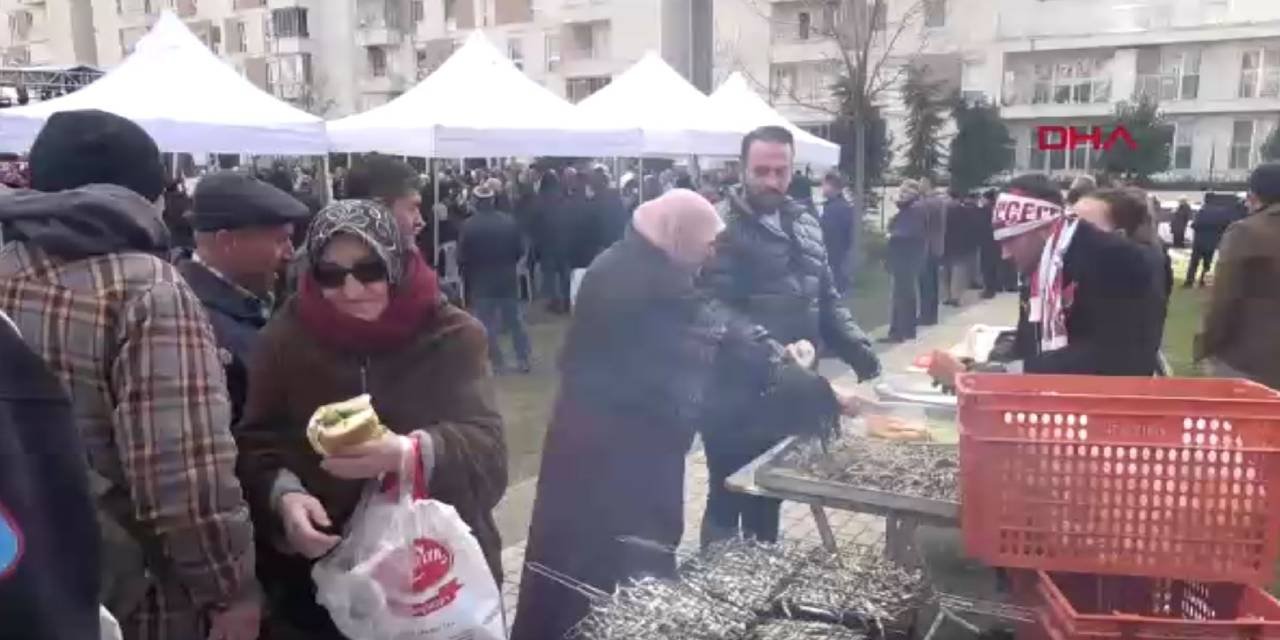Bursa'da 1 ton hamsi dağıtıldı