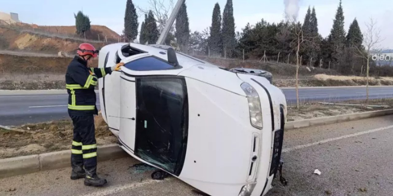 Refüje çarpıp devrilen otomobildeki 2 kişi yaralandı