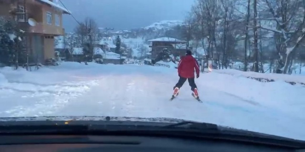 Rize'de kışın keyfi böyle çıkarılır! Kar demedi kış demedi kayakla markete gitti