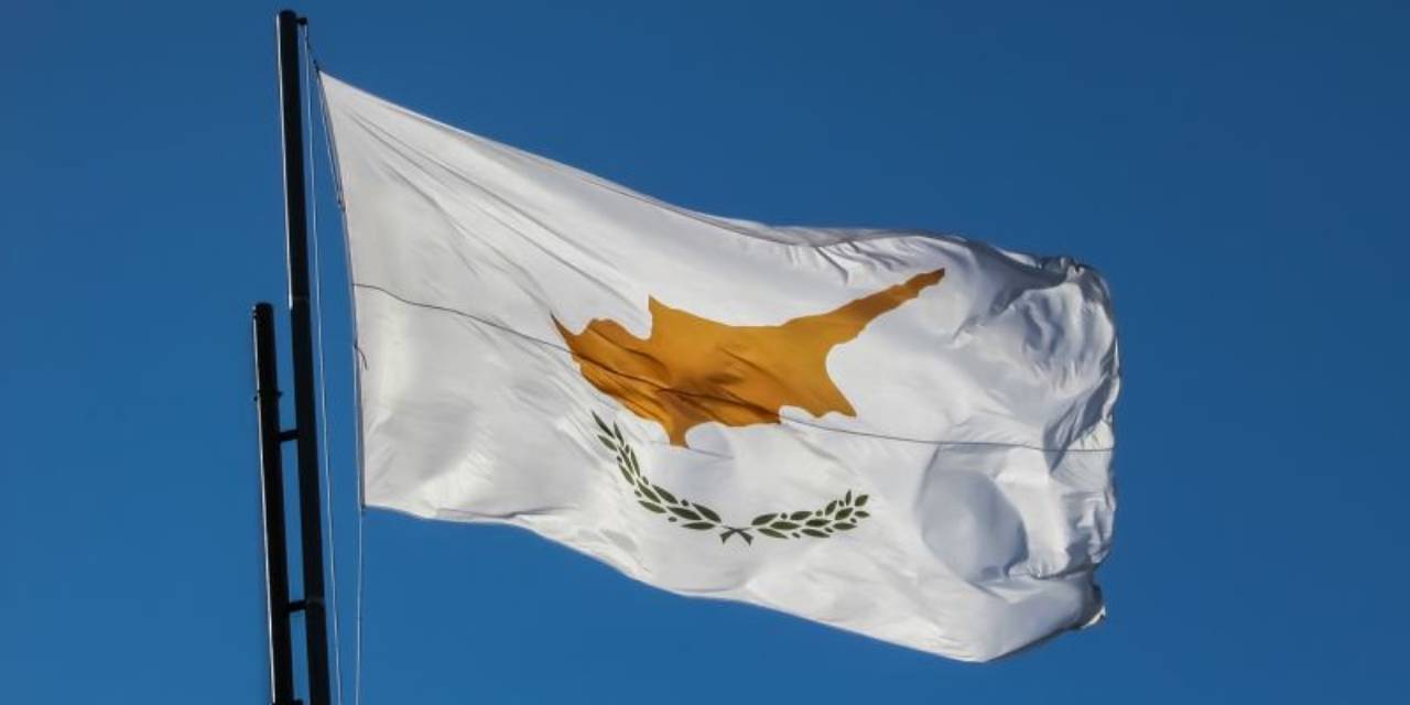 Güney Kıbrıs'ta terör alarmı: Havalimanı uçuşlara kapatıldı