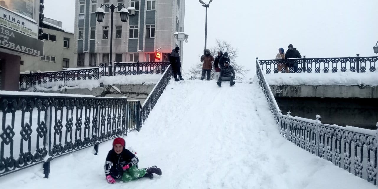 Samsun'da bay ve bayanlar merdivenden kaydılar
