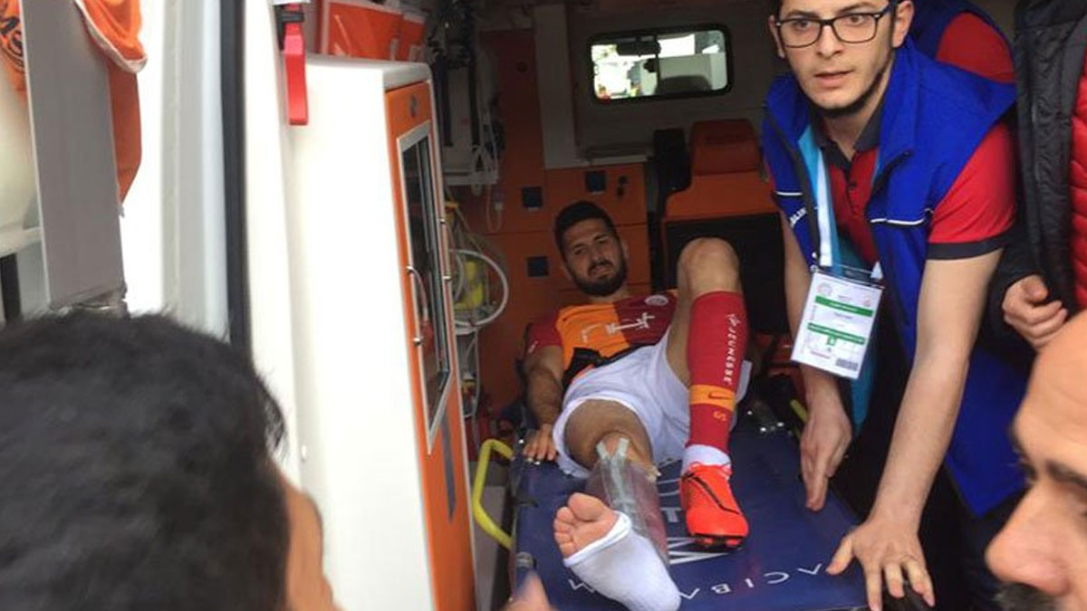 Çaykur Rizespor - Galatasaray maçında Emre Akbaba'nın ayağı kırıldı