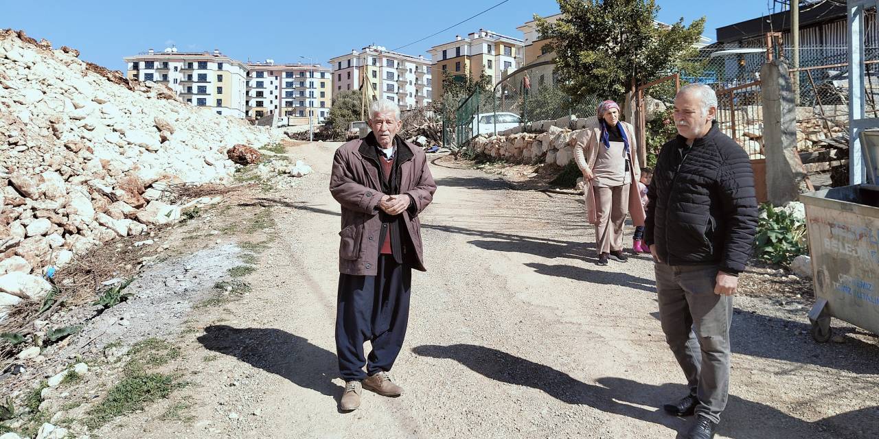 Yaşlı kadın inşaat hafriyatının altında kaldı