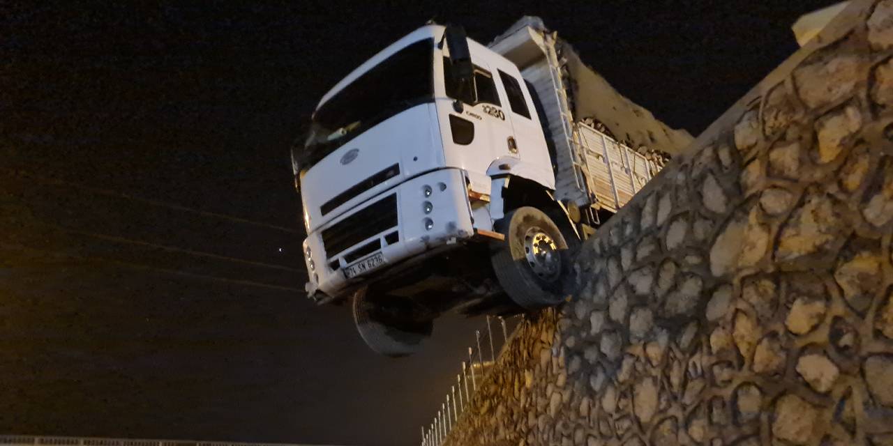 Osmaniye'de esrarengiz kaza: Duvarda asılı kalan kamyonda kimse bulunamadı