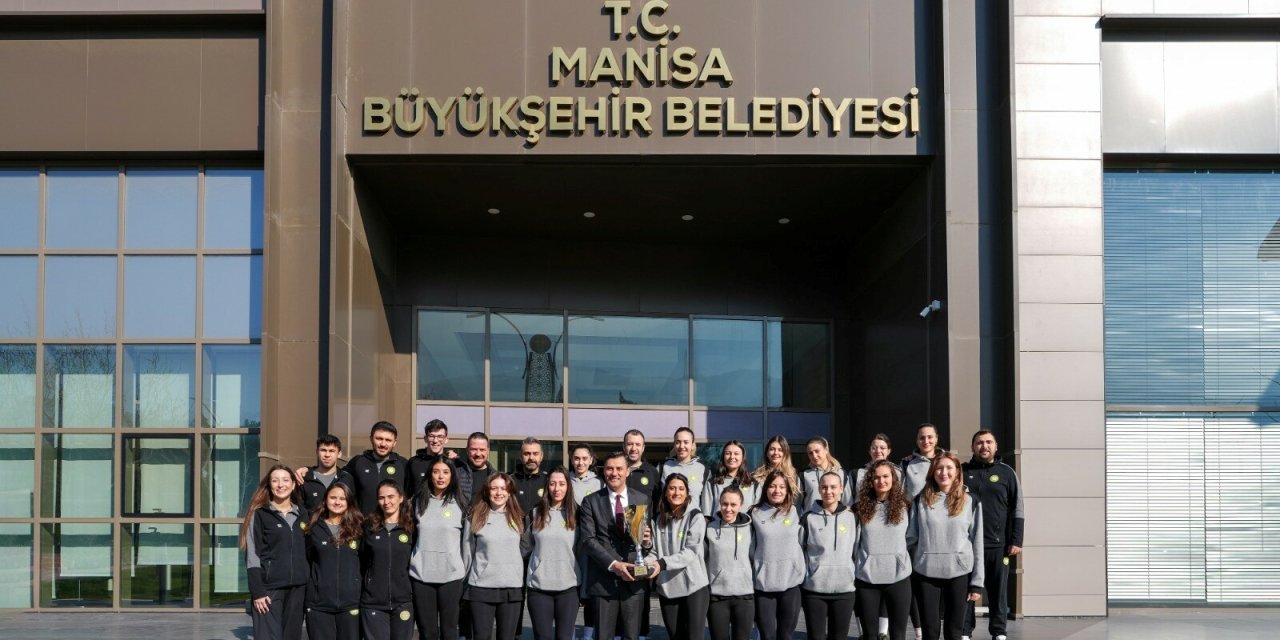 Şampiyon Manisa kupayı hediye etti