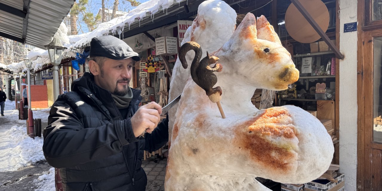 Bu da kardan sincap! Eline de cevizini yaptı