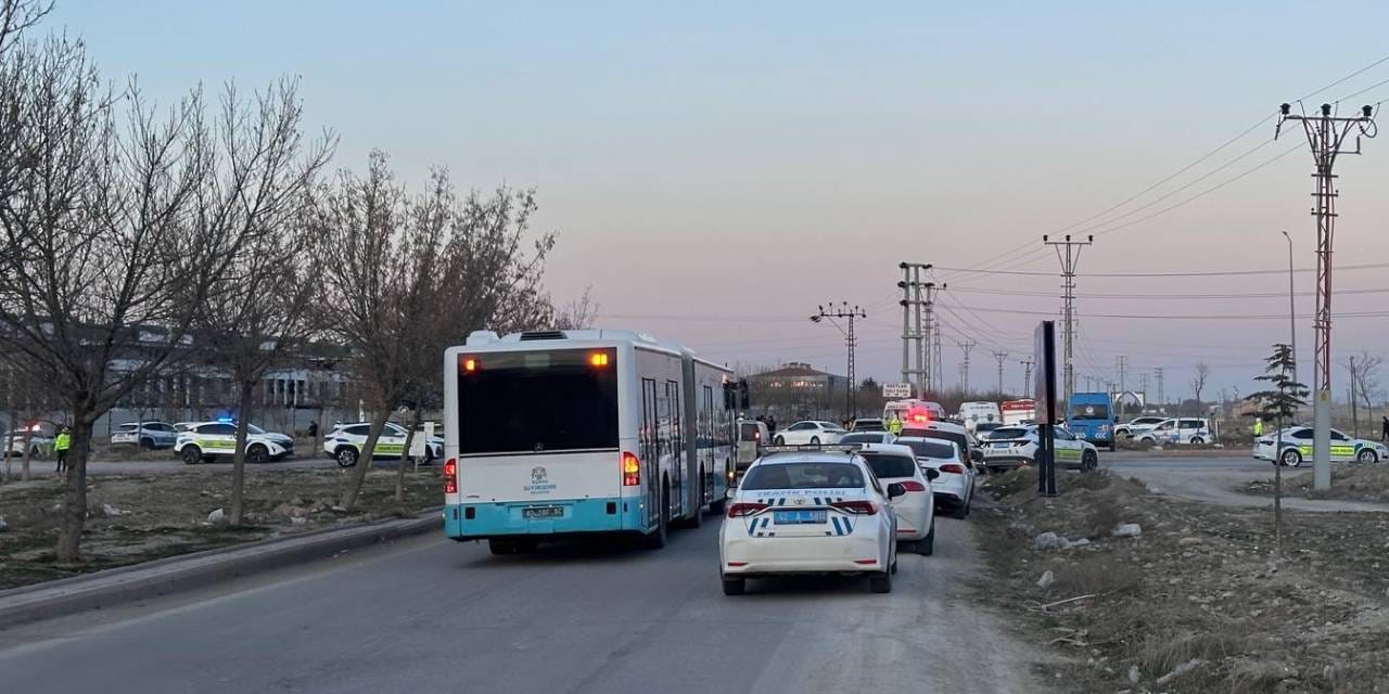 TIR polis aracına çarptı: 1 polis şehit oldu