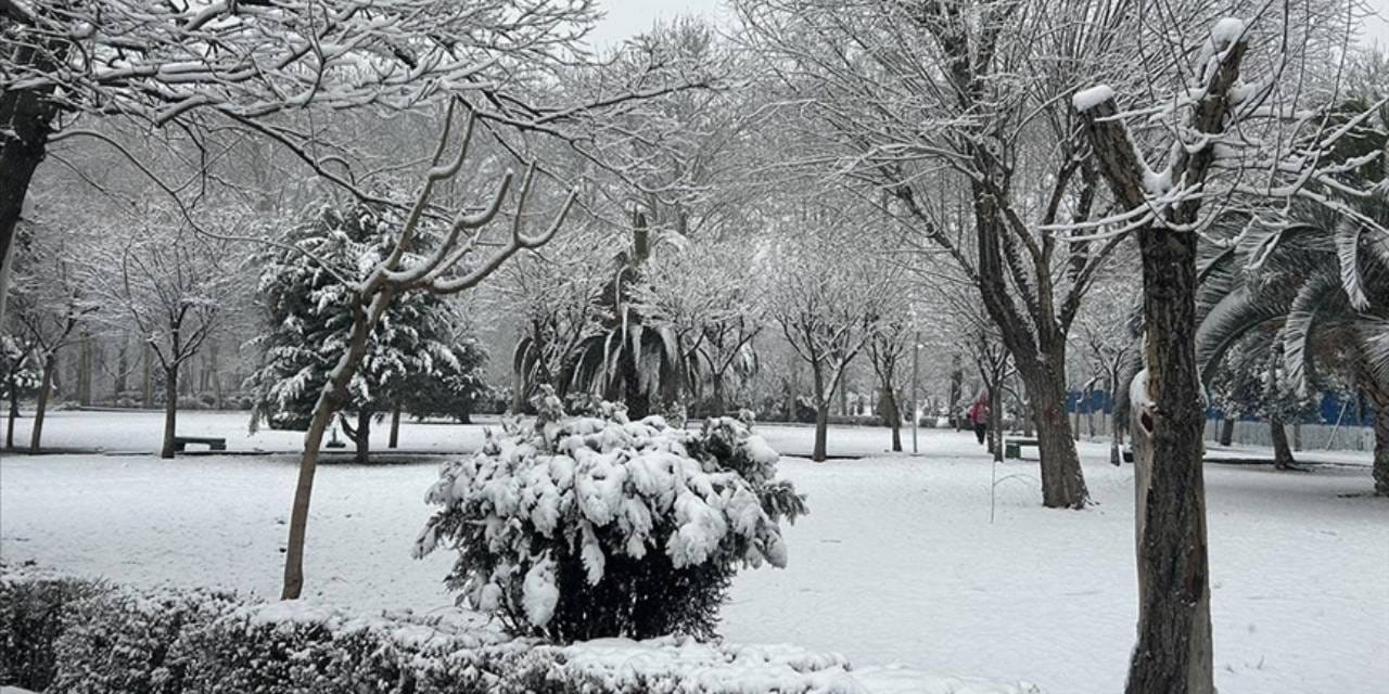 Tahran'da okullar soğuk hava sebebiyle tatil edildi