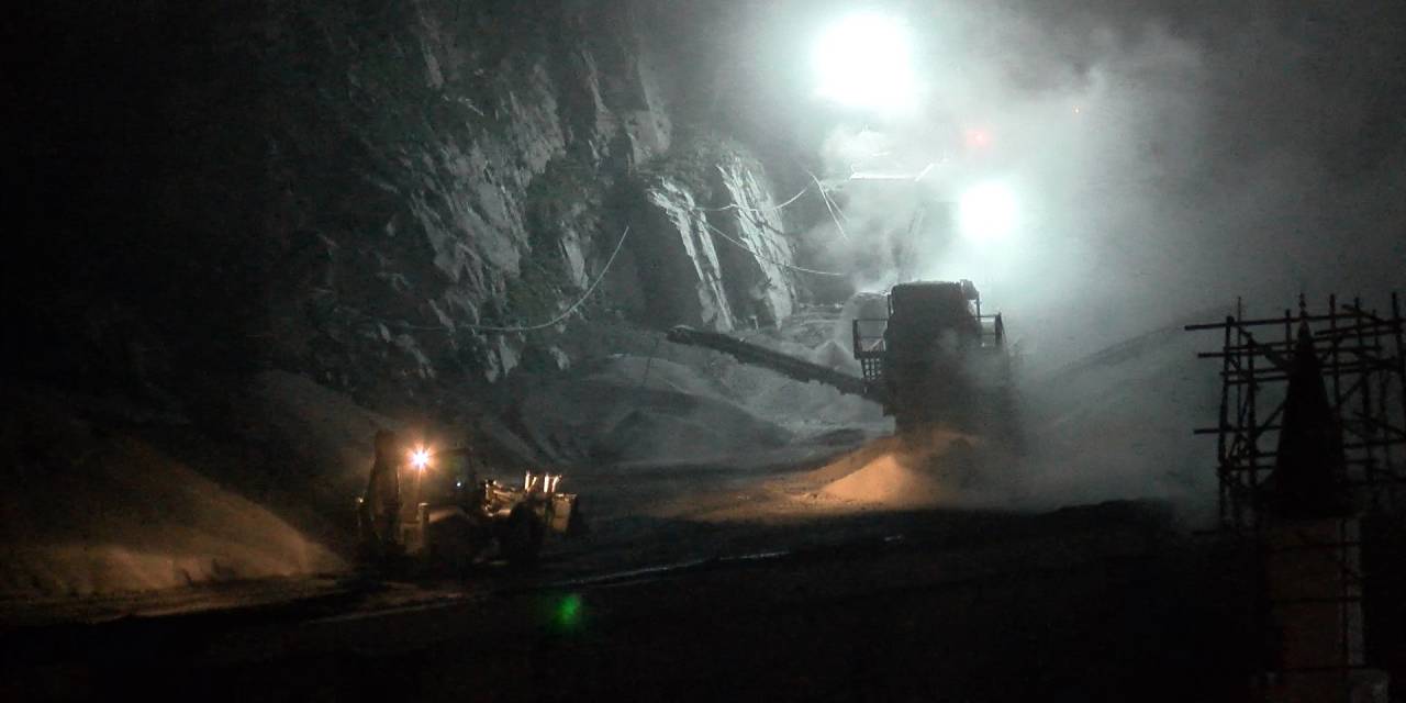 İstanbul'da yol çöktü: 4 bina boşaltıldı