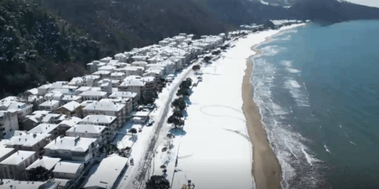 Böylesine eşsiz manzara görülmedil! 3 kilometrelik plajda 30 santim kar tuttu
